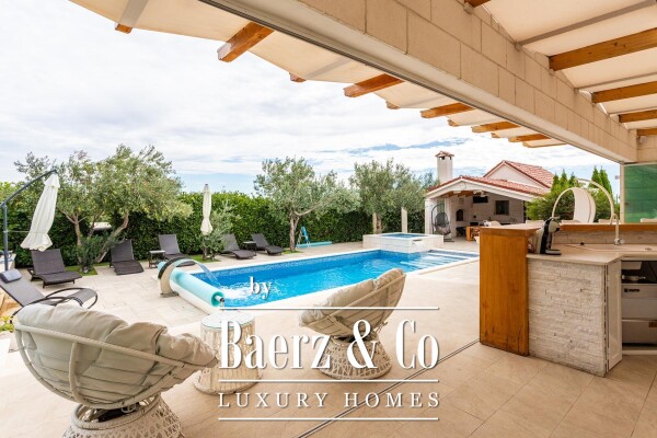 photo 16 Seget Donji, exceptional property with two buildings, swimming pool, jucuzzi and garden