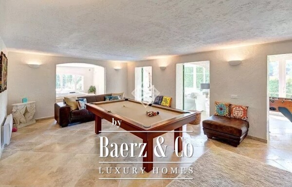 photo 12 Provençal in a gated domain.