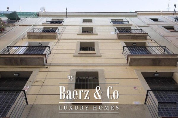 photo 3 584 sqm building with 8 apartments and 2 commercial units in Ciutat Vella / Raval -  2,900.000 + fees   Short-term rentals: 5.9% return