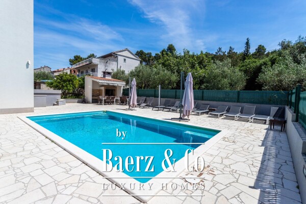 photo 3 Čiovo, Arbanija, apartment house with swimming pool, 1st row to the sea