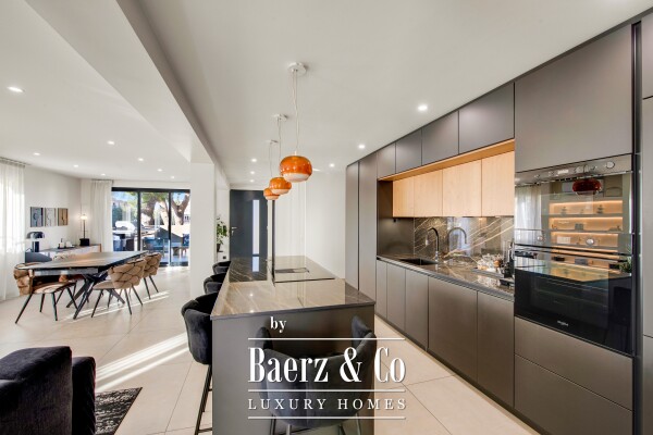 photo 13 Renovated 2-bedroom apartment for sale – Saint-Raphaël city centre – large south-facing terrace – 2 en-suite bedrooms