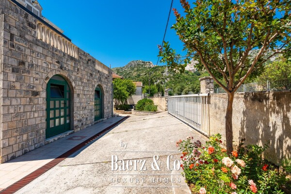 photo 1 Dubrovnik, Čibača, Detached House with Commercial Space and Multiple Residential Units